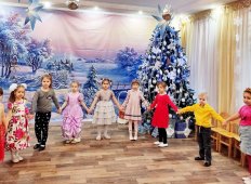 Прощание с новогодней елочкой